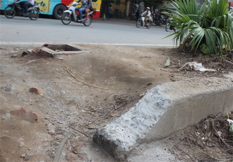 Bục bê tông bị nhiều xe sang đường mài lẹm đi 1 đầu