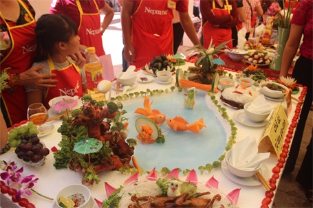 100 mâm cơm gia đình Việt đẹp như “rồng bay, phượng múa” - 1 Những mâm cơm được thiết kế rất công phu, thu hút rất đông người xem