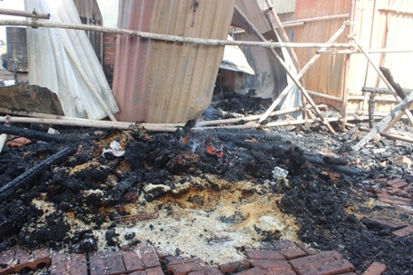 Gạo của công nhân bị cháy, vương vãi nhiều nơi