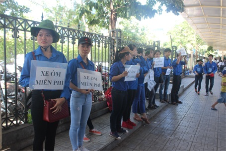 Hàng ngàn người "xả thân" đội nắng giúp đỡ thí sinh dự thi - 12 Đội quân tình nguyện luôn nhiệt tình tư vấn, giúp đỡ thí sinh và người nhà...