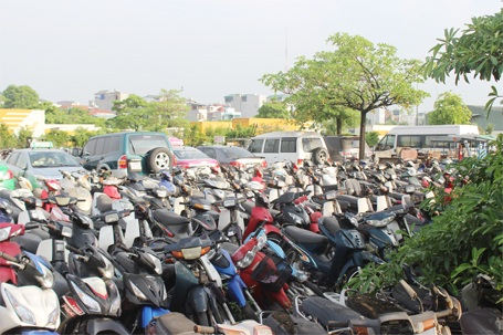 Hà Nội: “Xót ruột” nhìn hàng nghìn xe máy biến thành sắt vụn - 9 Có khá nhiều xe máy đắt tiền được đưa về bãi xe này