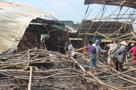 Những người hành nghề đồng nát tranh thủ kiếm ăn