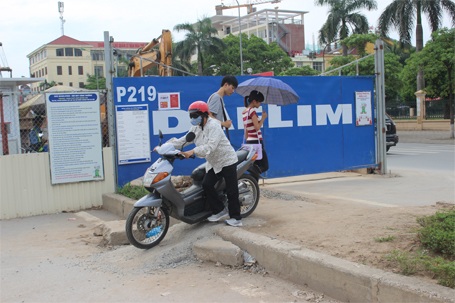 Có chỗ, người dân còn dùng vữa bê tông đổ làm cầu trượt...