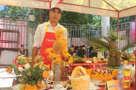100 mâm cơm gia đình Việt đẹp như “rồng bay, phượng múa” - 4 Ông Hùng bên mâm cơm Rồng bay, phượng múa của gia đình mình