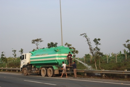 Dùng xe bồn để dập lửa