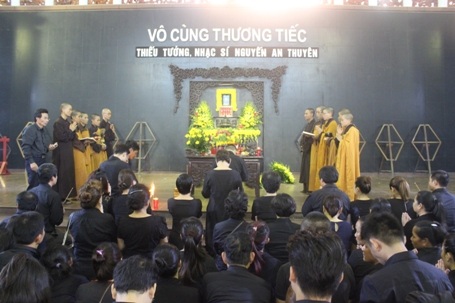 Từ 7h gia đình làm lễ nhập quan