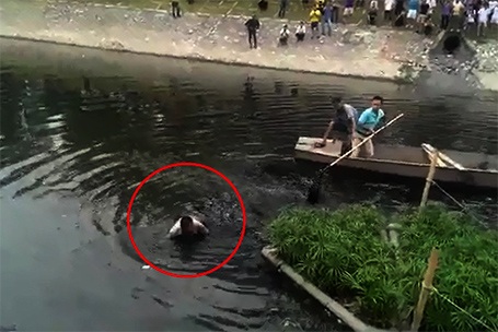 Lực lượng chức năng đang uy hiếp để người đàn ông bơi vào bờ