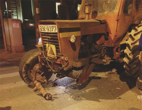Hà Nội: Ô tô 4 chỗ nát đầu sau cú tông xe máy kéo - 1 Hiện trường vụ tai nạn (ảnh: Bích Ngọc - otofun)