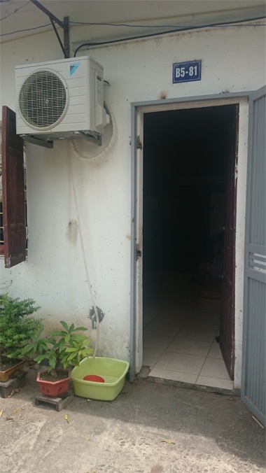 Người dân Thủ đô mua nước đóng bình về... tắm - 6 1 hộ dân trong Khu tập thể Vườn Quả còn tận dụng nguồn nước xả của điều hòa để rửa rau, tưới cây...
