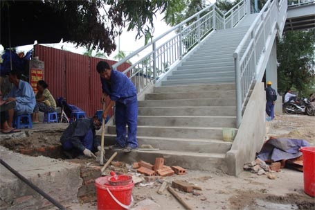 Hà Nội: Cầu vượt ở bệnh viện K "ra đời" sau bức “tâm thư” đã hoàn thành - 3 Công nhân đang hoàn thiện những công việc cuối cùng