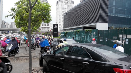 Ô tô cũng lao cả lên vỉa hè để thoát thân