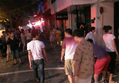 Khu phố náo loạn vì khói lửa bốc ra từ ngôi nhà số 51 Hàng Bài