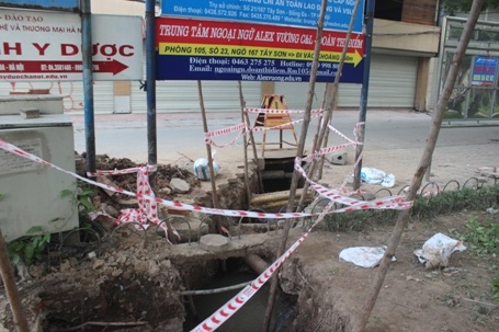 Đoạn đường thoát nước ăn vào vườn hoa trước cổng ĐH Công Đoàn Hà Nội