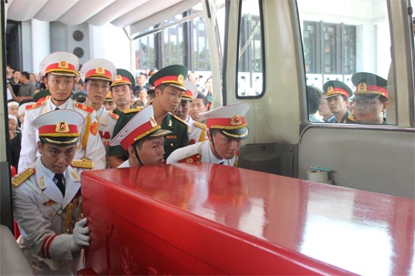 Nước mắt tiếc thương tại lễ tang nhạc sỹ An Thuyên - 9 Đưa linh cữu lên xe...