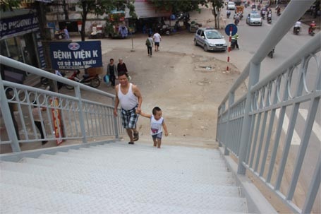 Hà Nội: Cầu vượt ở bệnh viện K "ra đời" sau bức “tâm thư” đã hoàn thành - 10 Ông Long dẫn cháu lên thăm quan cây cầu vượt