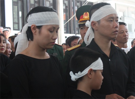 Đưa linh cữu lên xe...