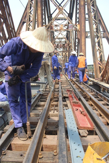 Các dầm gỗ mới thay thế