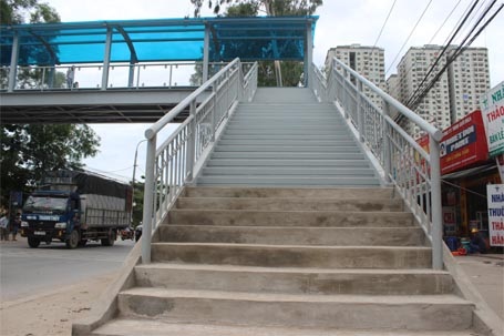 Hà Nội: Cầu vượt ở bệnh viện K "ra đời" sau bức “tâm thư” đã hoàn thành - 8 Mỗi cầu thang lên xuống có 40 bậc bao gồm cả 1 chiếu nghỉ