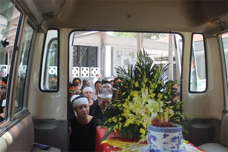 Người thân cố níu lấy linh cữu...