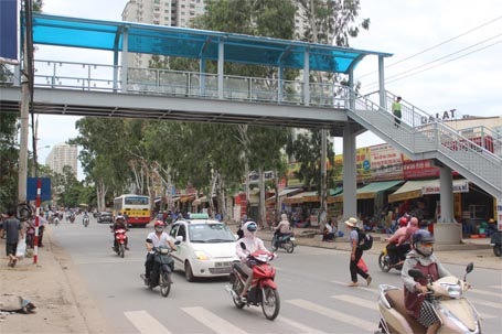Hà Nội: Cầu vượt ở bệnh viện K "ra đời" sau bức “tâm thư” đã hoàn thành - 11 Nhiều người lười leo lên cầu vượt vẫn băng qua đường bất chấp nguy hiểm