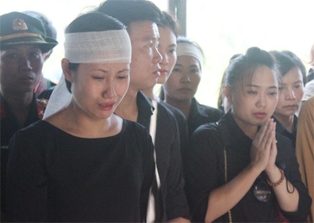 Nước mắt tiếc thương tại lễ tang nhạc sỹ An Thuyên - 12 Những giọt nước mắt tiếc thương tại lễ an táng nhạc sỹ An Thuyên...