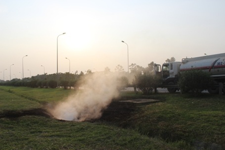 Lửa bất ngờ bốc cháy dữ dội từ vị trí giữa dải phân cách trên Đại lộ Thăng Long