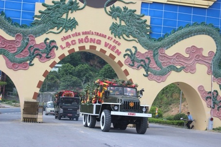 13h45 đoàn xe chở linh cữu Nhạc sỹ An Thuyên đã tới cổng nghĩa trang Lạc Hồng Viên