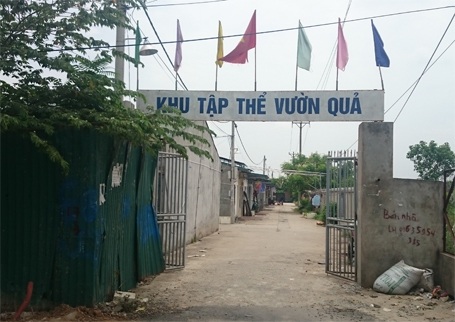 Người dân Thủ đô mua nước đóng bình về... tắm - 1 Nhiều hộ dân trong Khu tập thể này đã hơn chục ngày nay bị thiếu nước sinh hoạt trầm trọng