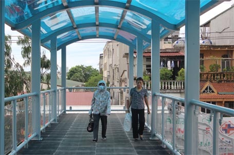 Hà Nội: Cầu vượt ở bệnh viện K "ra đời" sau bức “tâm thư” đã hoàn thành - 1 Nhiều người qua đường đã lựa chọn đi lên cây cầu vượt này
