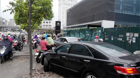 Ô tô cũng lao cả lên vỉa hè để thoát thân