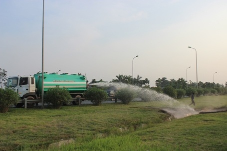 Dùng xe bồn để dập lửa