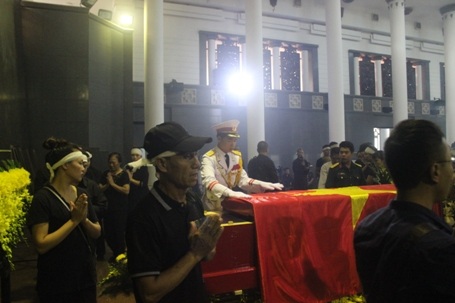 Từ 7h gia đình làm lễ nhập quan