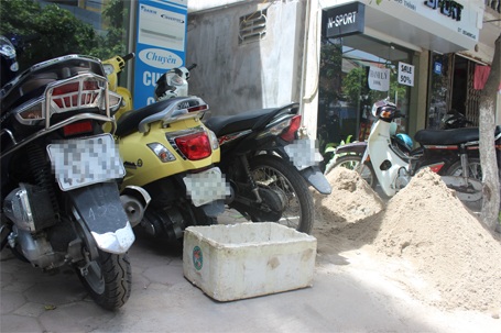 Hà Nội: Cứu sống bé trai sơ sinh bị bỏ rơi trong thùng xốp - 3 Thùng xốp đựng cháu bé và nơi chị Mùa phát hiện cháu bé rạng sáng ngày 26/6
