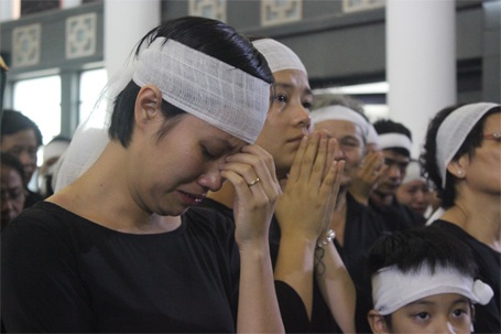 Ôm nhau khóc nấc nghẹn