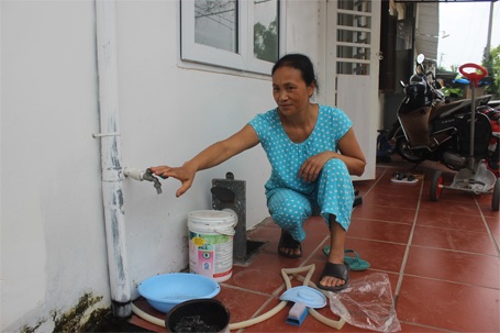 Người dân Thủ đô mua nước đóng bình về... tắm - 3 Không có nước, nhưng khi bơm đồng hồ nước nhà bà Hưởng vẫn quay