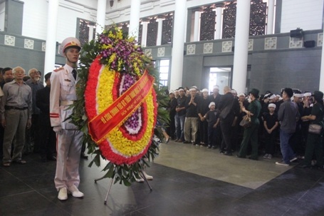 Dòng người liên tục vào viếng...