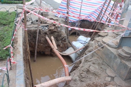 Đoạn đường thoát nước ăn vào vườn hoa trước cổng ĐH Công Đoàn Hà Nội