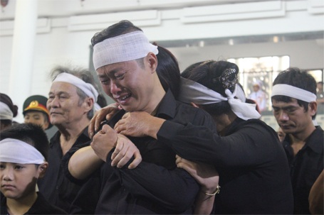 Ôm nhau khóc nấc nghẹn