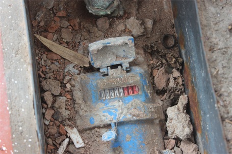 Người dân Thủ đô mua nước đóng bình về... tắm - 4 Không có nước, nhưng khi bơm đồng hồ nước nhà bà Hưởng vẫn quay