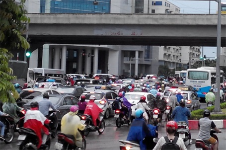 Ngã tư Phạm Hùng - Mễ Trì dòng người và xe như mắc cửi