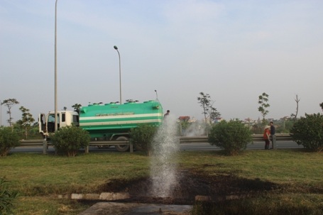 Dùng xe bồn để dập lửa