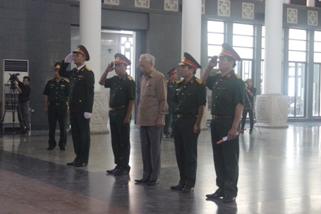 Dòng người liên tục vào viếng...