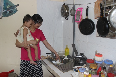 Người dân Thủ đô mua nước đóng bình về... tắm - 2 Bát, đũa nhà chị Thủy chất đống vì không có nước để rửa