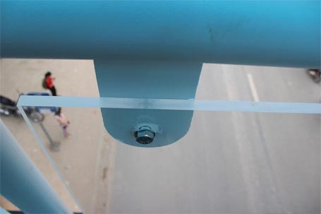 Hà Nội: Cầu vượt ở bệnh viện K "ra đời" sau bức “tâm thư” đã hoàn thành - 7 Lan can được lắp đặt bằng chất liệu trong suốt, tạo thẩm mỹ cho cây cầu