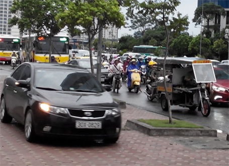 Ô tô cũng lao cả lên vỉa hè để thoát thân