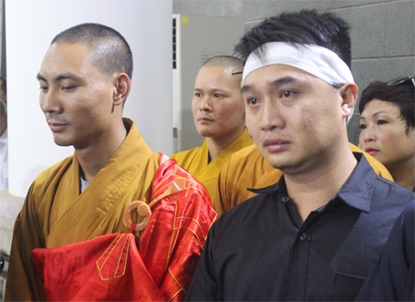 Đưa linh cữu lên xe...