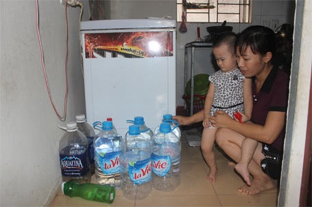 Dân Thủ đô mua nước đóng bình để tắm: "Chúng tôi vẫn cấp nước bình thường" - 1 Dân Thủ đô mua nước đóng bình để tắm: Chúng tôi vẫn cấp nước bình thường