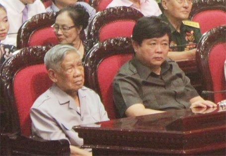 Trao tặng nhiều sổ tiết kiệm cho người có công với cách mạng - 1 Nguyên Tổng Bí thư Lê Khả Phiêu (trái) và ông Nguyễn Thế Kỷ -