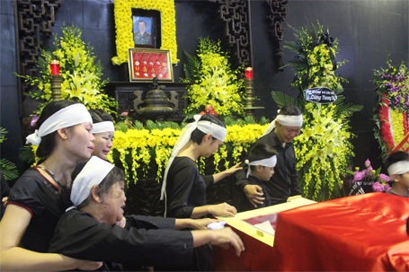 Người thân khóc nghẹn bên linh cữu nhạc sỹ An Thuyên