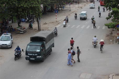 Hà Nội: Cầu vượt ở bệnh viện K "ra đời" sau bức “tâm thư” đã hoàn thành - 12 Nhiều người lười leo lên cầu vượt vẫn băng qua đường bất chấp nguy hiểm